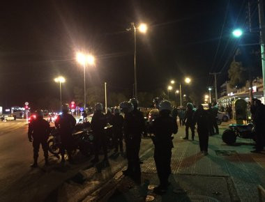 Επεισόδια στο ραντεβού για τις «κόντρες» στη Βάρκιζα - Νεαροί επιτέθηκαν με πέτρες στους αστυνομικούς (φωτό, βίντεο)